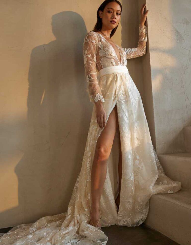 Modernes Hochzeitskleid in A-Linie mit floraler Spitze, tiefem V-Ausschnitt, hohem Beinschlitz und langer Schleppe von IamYours, Modell Jamie Lee