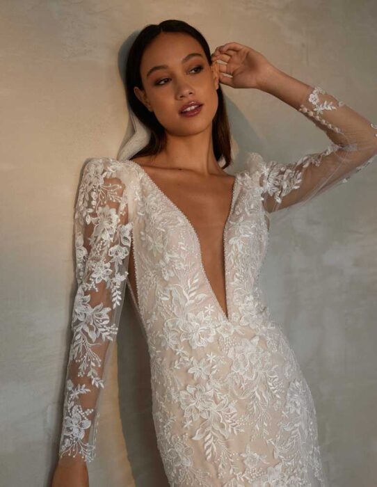 Fit-and-Flare-Brautkleid im Godet-Stil mit floraler Spitze und Perlenkanten, V-Ausschnitten vorn und hinten, seitlichen Cutouts und leicht gepufften Ärmeln von IamYours, Modell Jennifer