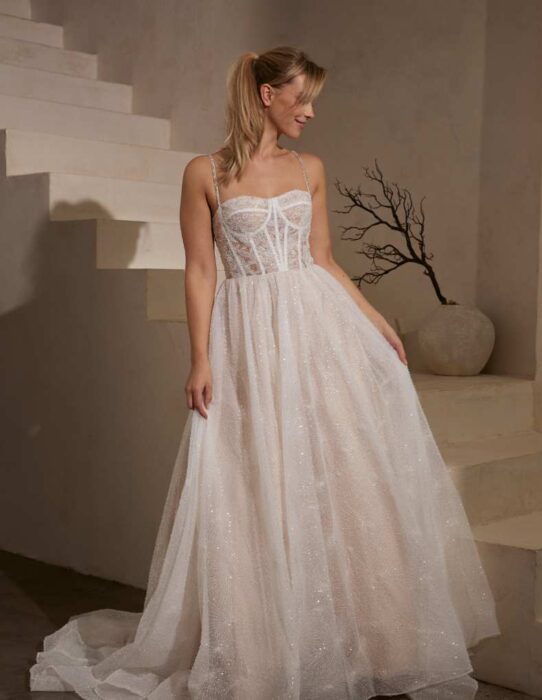 Prinzess-Brautkleid mit transparenter Korsage, blush-farbenem Rock, Sweetheart-Ausschnitt und Schleppe, verziert mit Perlen und Pailletten, von IamYours, Modell Christelle