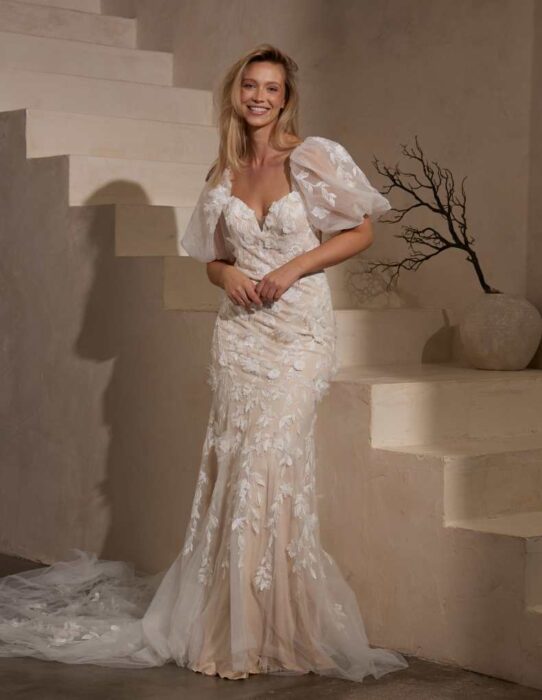 Figurbetontes, romantisches Brautkleid im Fit-and-Flare-Schnitt mit 3D-Blüten, herzförmigem Dekolleté, Halbarm-Puffärmelnd und tiefem Rückenausschnitt von IamYours, Modell Brooke
