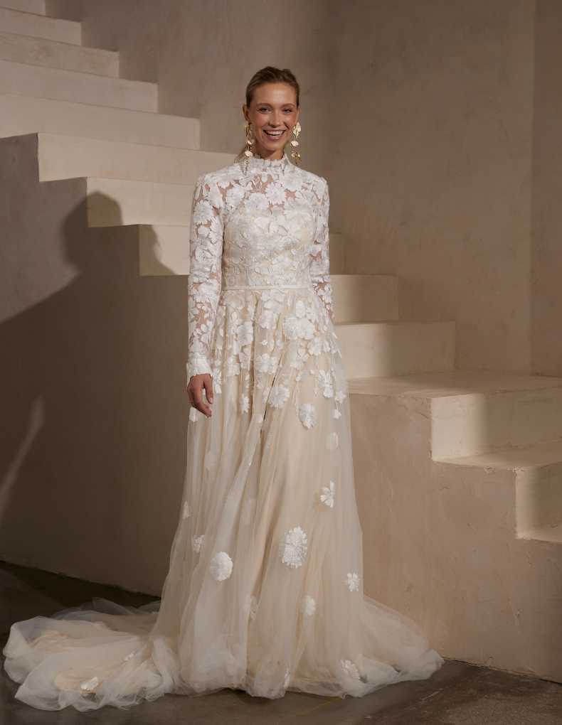 Hochzeitskleid im Prinzessstil mit floraler Spitze und Perlenknöpfen, Stehkragen, langem Arlm und mittellanger Schleppe von IamYours, Modell Kelly