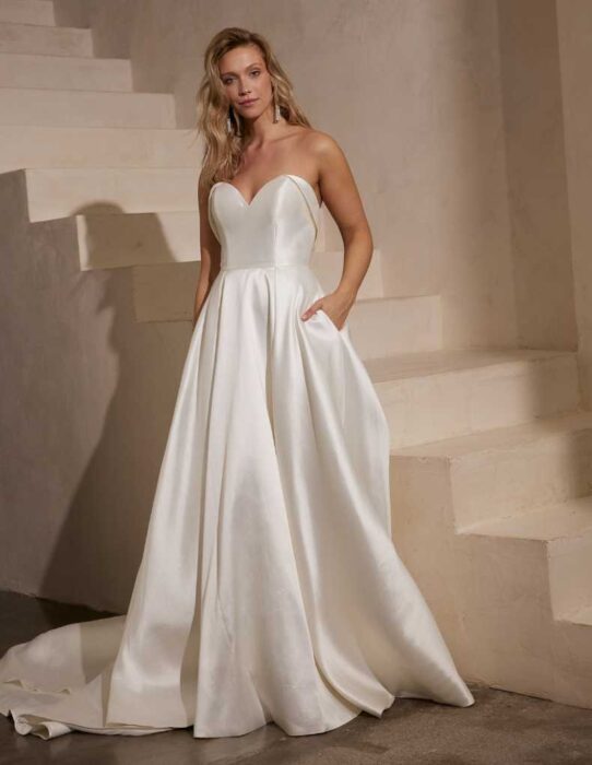 Puristisches, schulterfreies Brautkleid im Prinzessschnitt mit Sweetheart-Ausschnitt, seitlichen Taschen und Schleppe von IamYours, Modell Samira