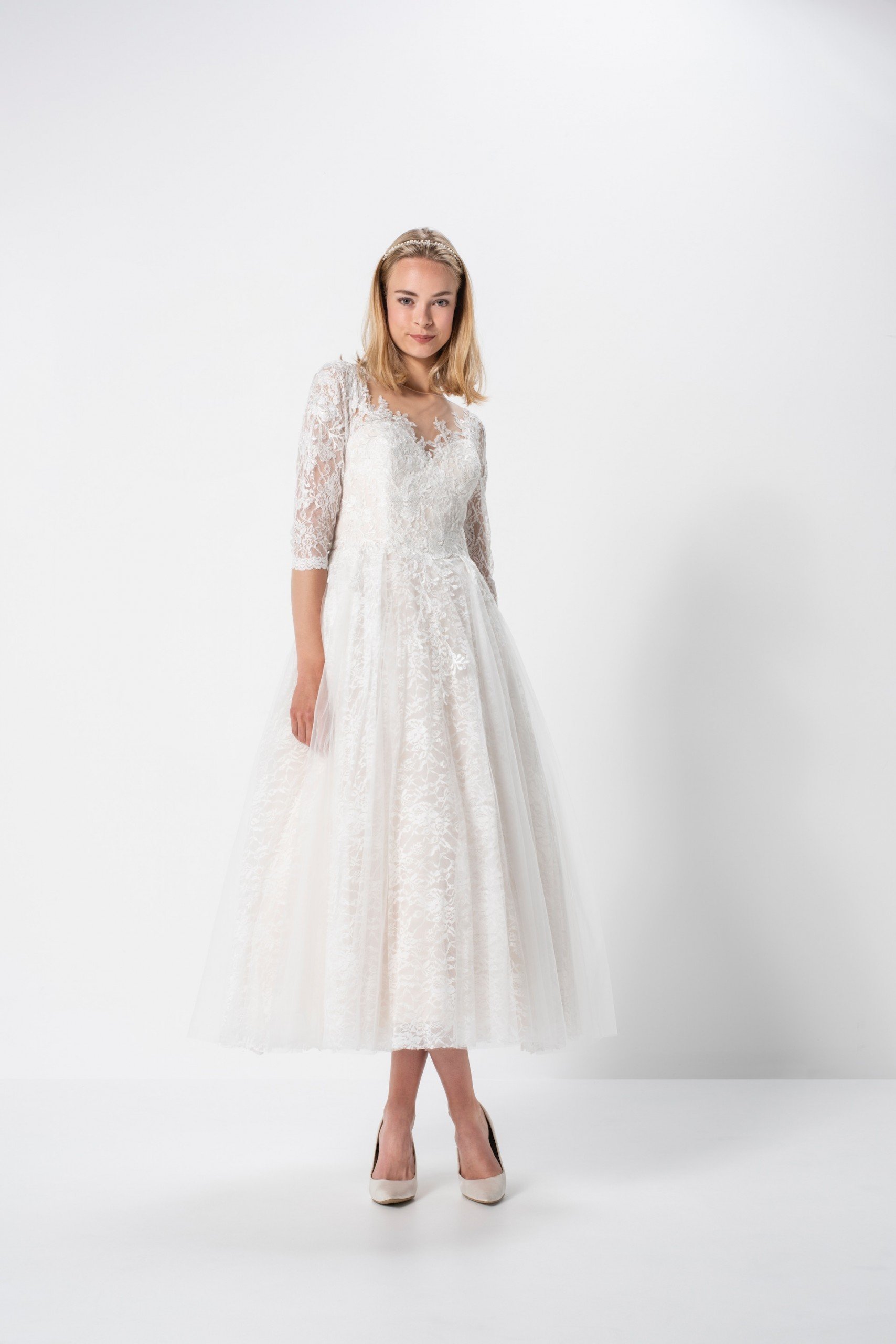 Wadenlanges Prinzessbrautkleid aus Spitze mit Ärmeln in Dreiviertellänge von Weise Be Glam, Modell 337970