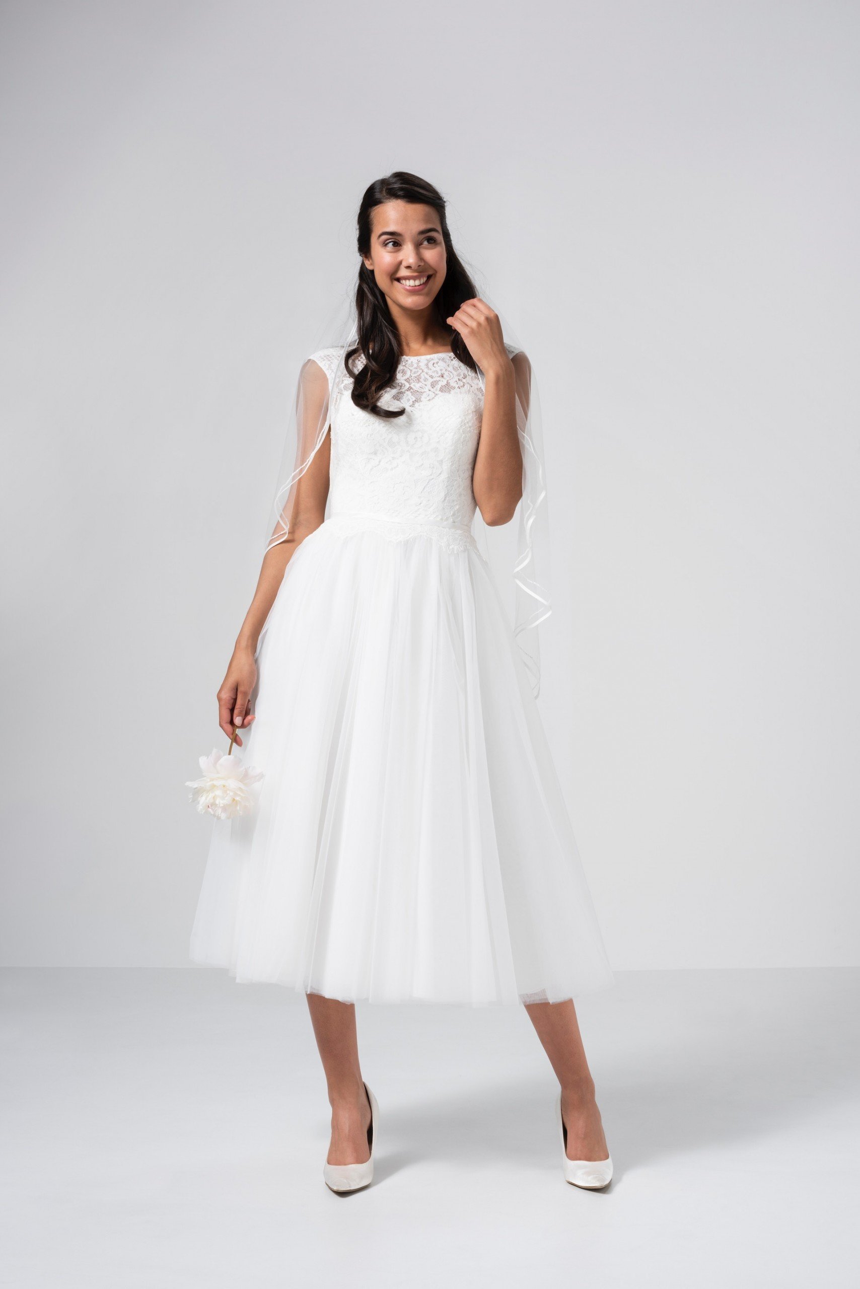 Wadenlanges Hochzeitskleid im Prinzessschnitt mit Tüllrock, Spitzentop und Illusion-Ausschnitt von Weise Be The One, Modell 338006