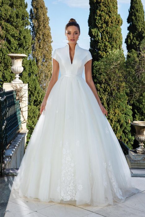 Wandelbares Fit-and-Flare-Brautkleid mit abnehmbarem Tüllrock, Stehkragen, Cap-Ärmeln und Schleppe von Justin Alexander, Modell 88132