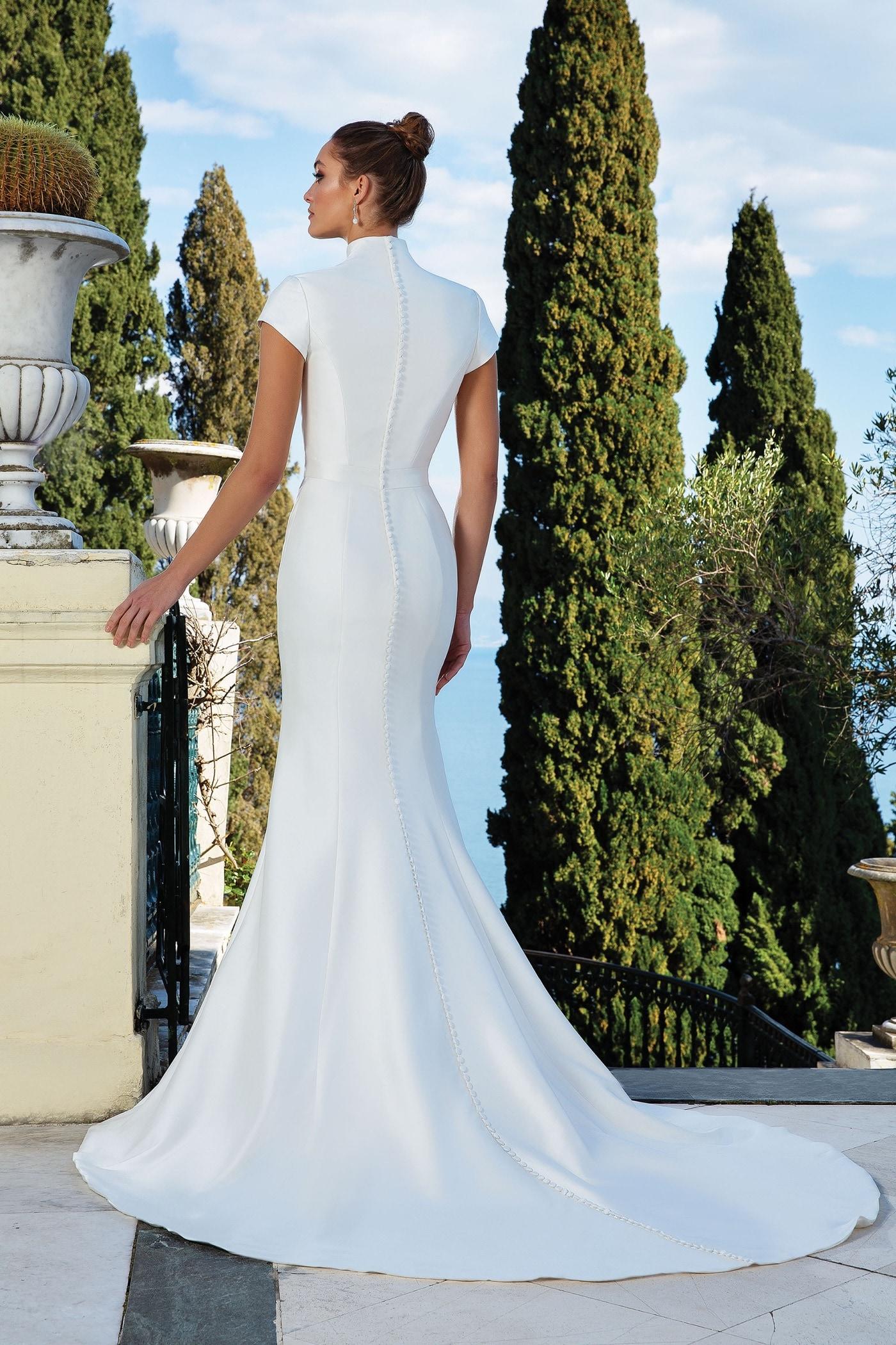 Wandelbares Fit-and-Flare-Brautkleid mit abnehmbarem Tüllrock, Stehkragen, Cap-Ärmeln und Schleppe von Justin Alexander, Modell 88132