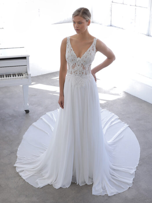 Weißes Hochzeitskleid in A-Linie mit fließendem Rock und V-Ausschnitt von Blue by Enzoani, Modell Novalee