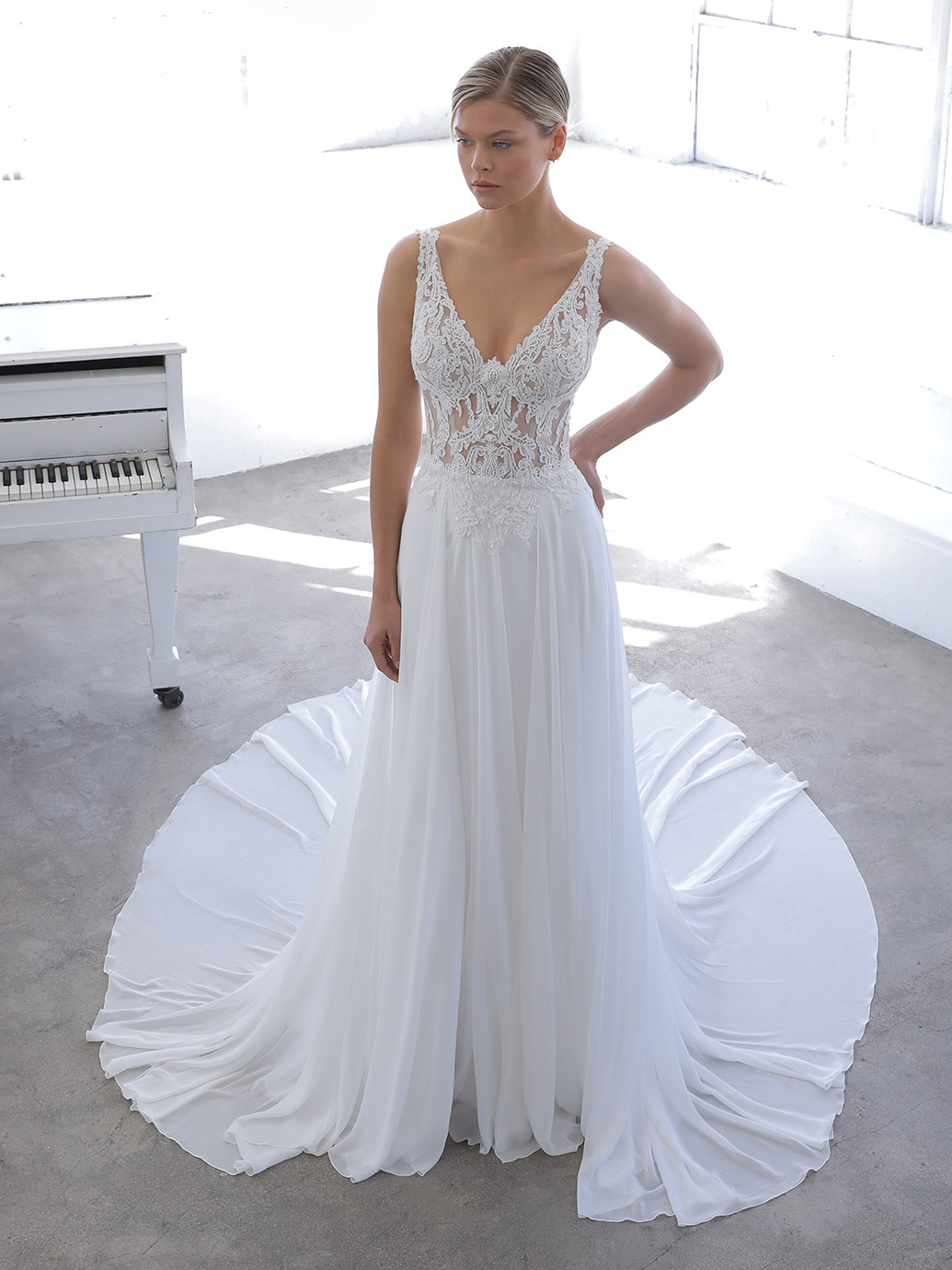 Weißes Hochzeitskleid in A-Linie mit fließendem Rock und V-Ausschnitt von Blue by Enzoani, Modell Novalee