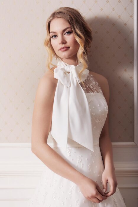 Weißes Brautkleid in A Linie mit Neckholder und Schleife von Lilly, Modell 3911