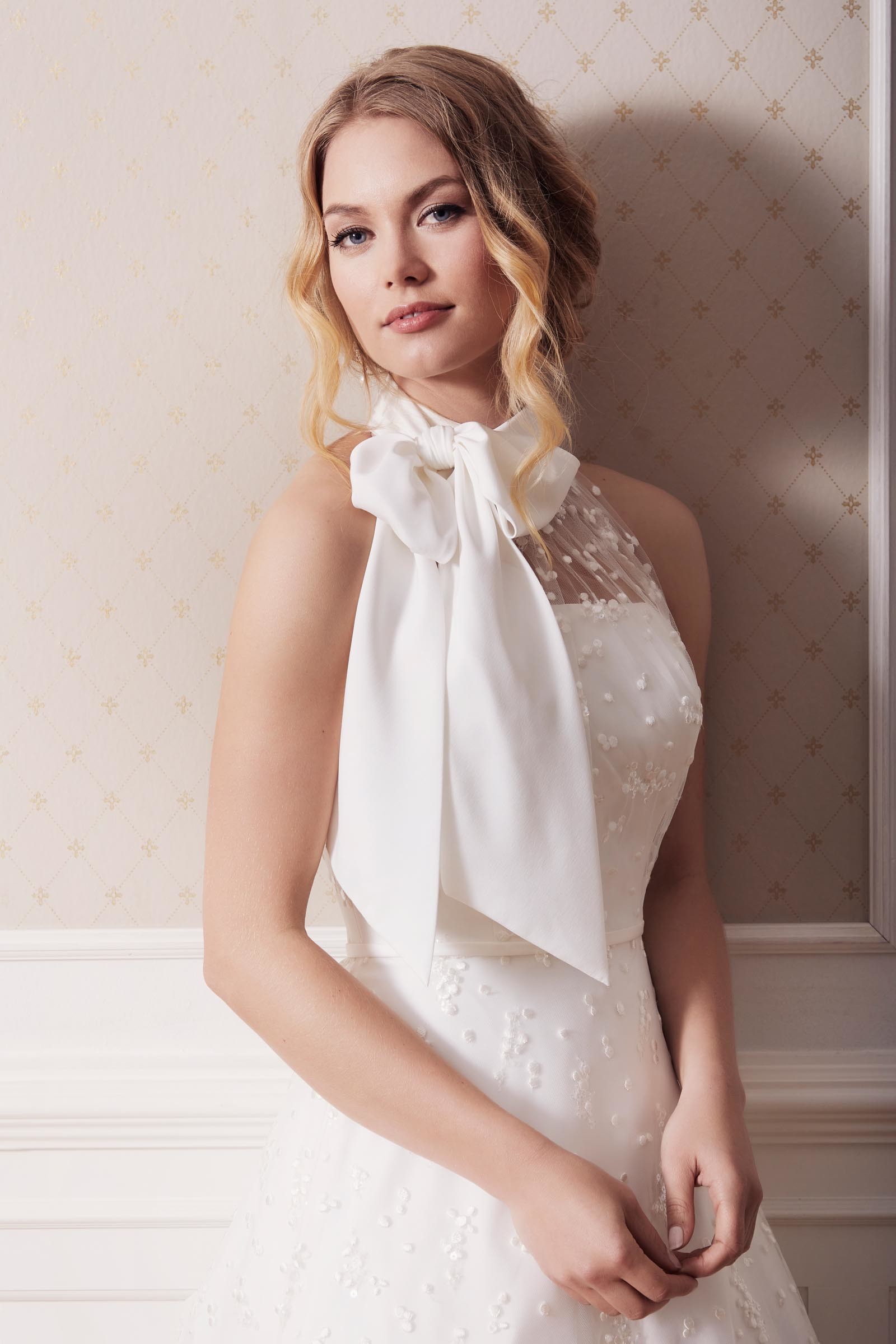 Weißes Brautkleid in A Linie mit Neckholder und Schleife von Lilly, Modell 3911