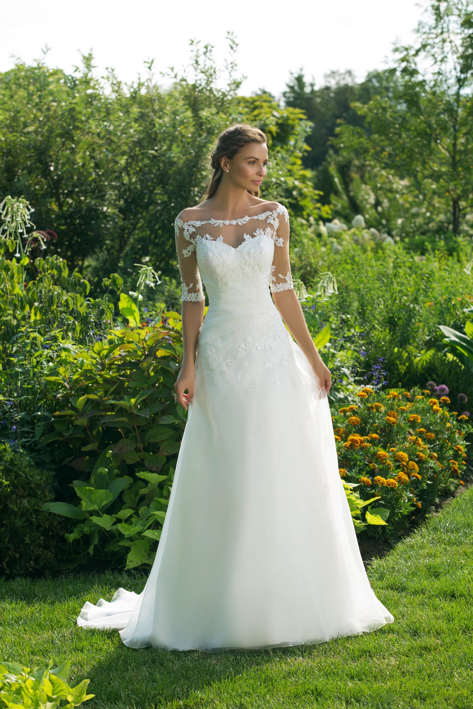 Weißes Brautkleid in A-Linie mit Spitze, Carmen-Ausschnitt und Tattoo-Effekt von Sweetheart, Modell 11011