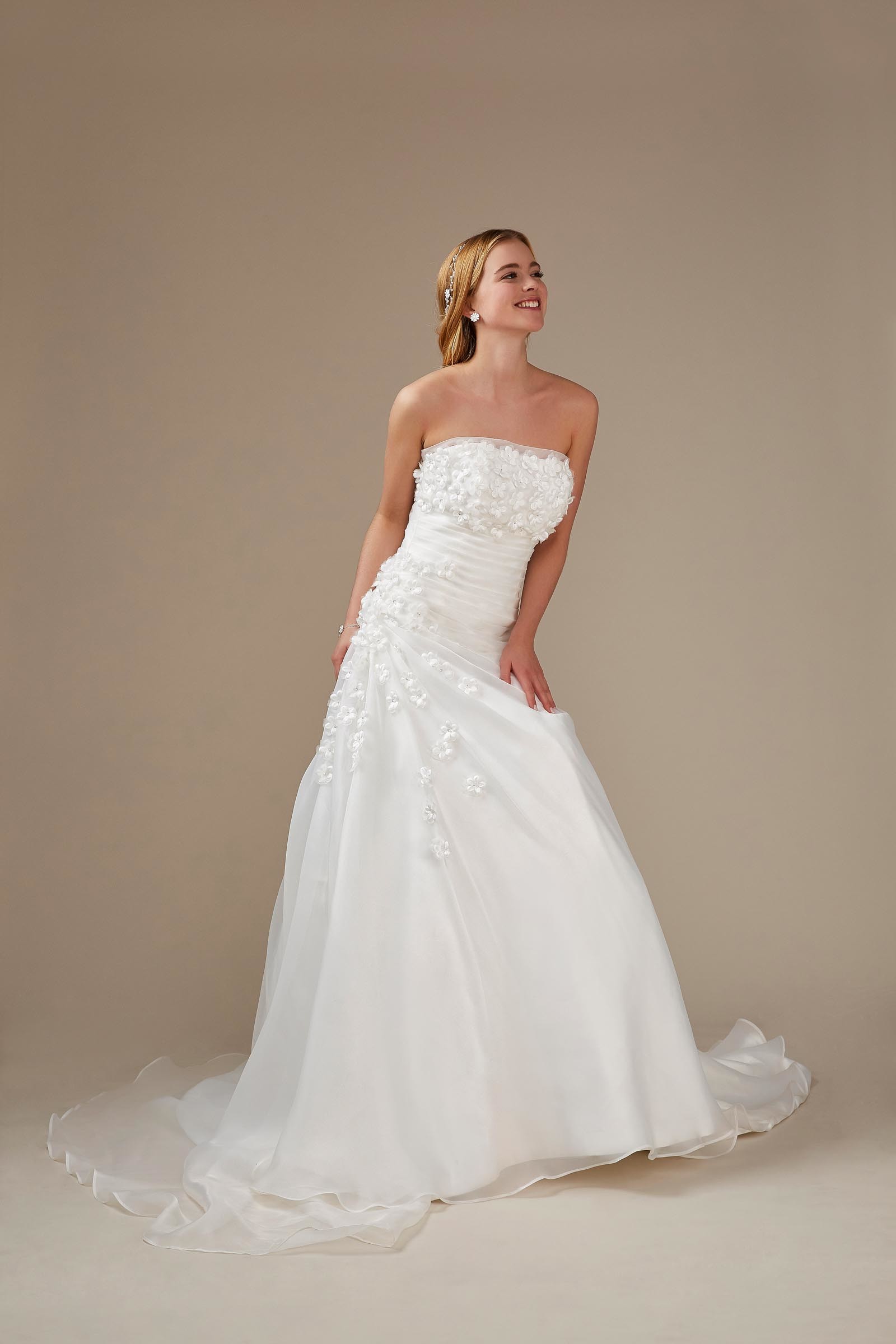 Weißes A-Linien-Brautkleid mit Blüten und Schleppe von Weise, Modell 336472