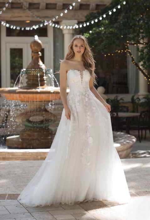 Schulterfreies Brautkleid mit Blüten in Weiß von Sincerity, Modell 44073