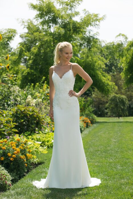 Weißes Brautkleid mit Blütenstickerei, Ausschnitt in Herzform und Spaghettiträgern von Sweetheart, Modell 11008