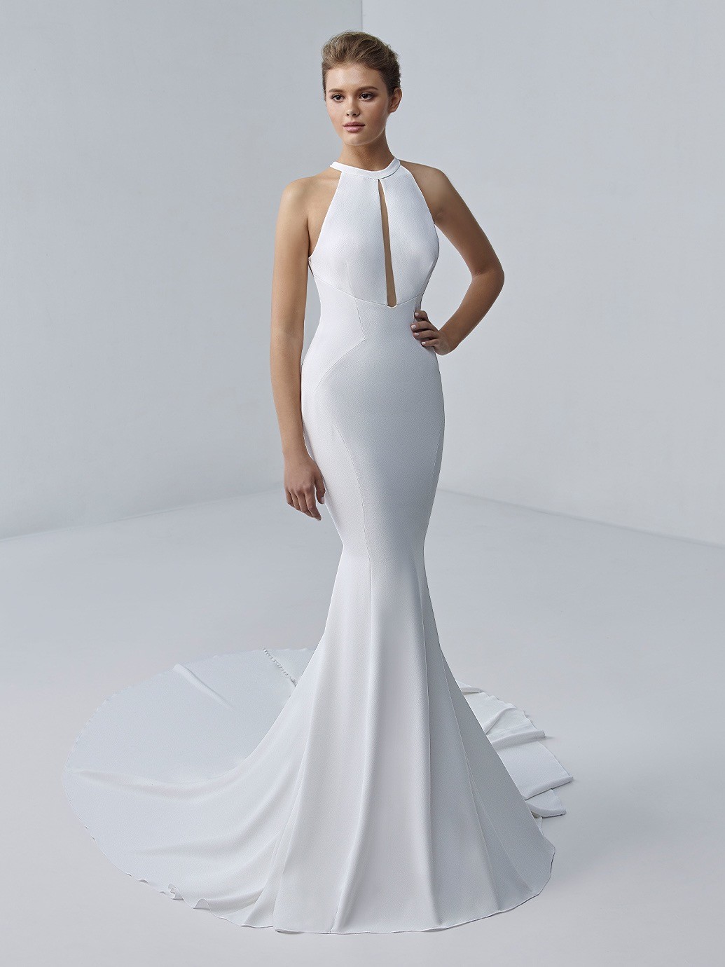 Weißes Fishtail-Brautkleid im Clean Chic mit Neckholder-Ausschnitt und Knopfleiste von Etoile, Modell Yvaine