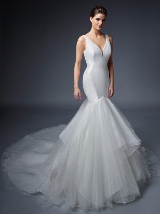 Rückenfreies Fit-and-Flare-Brautkleid im Clean Chic mit Plunge-Ausschnitt und Schleppe von Elysée, Modell Aurelie