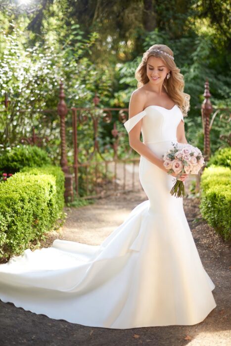 Figurbetontes, schulterfreies Brautkleid im cleanen Look von Martina Liana, Modell 914