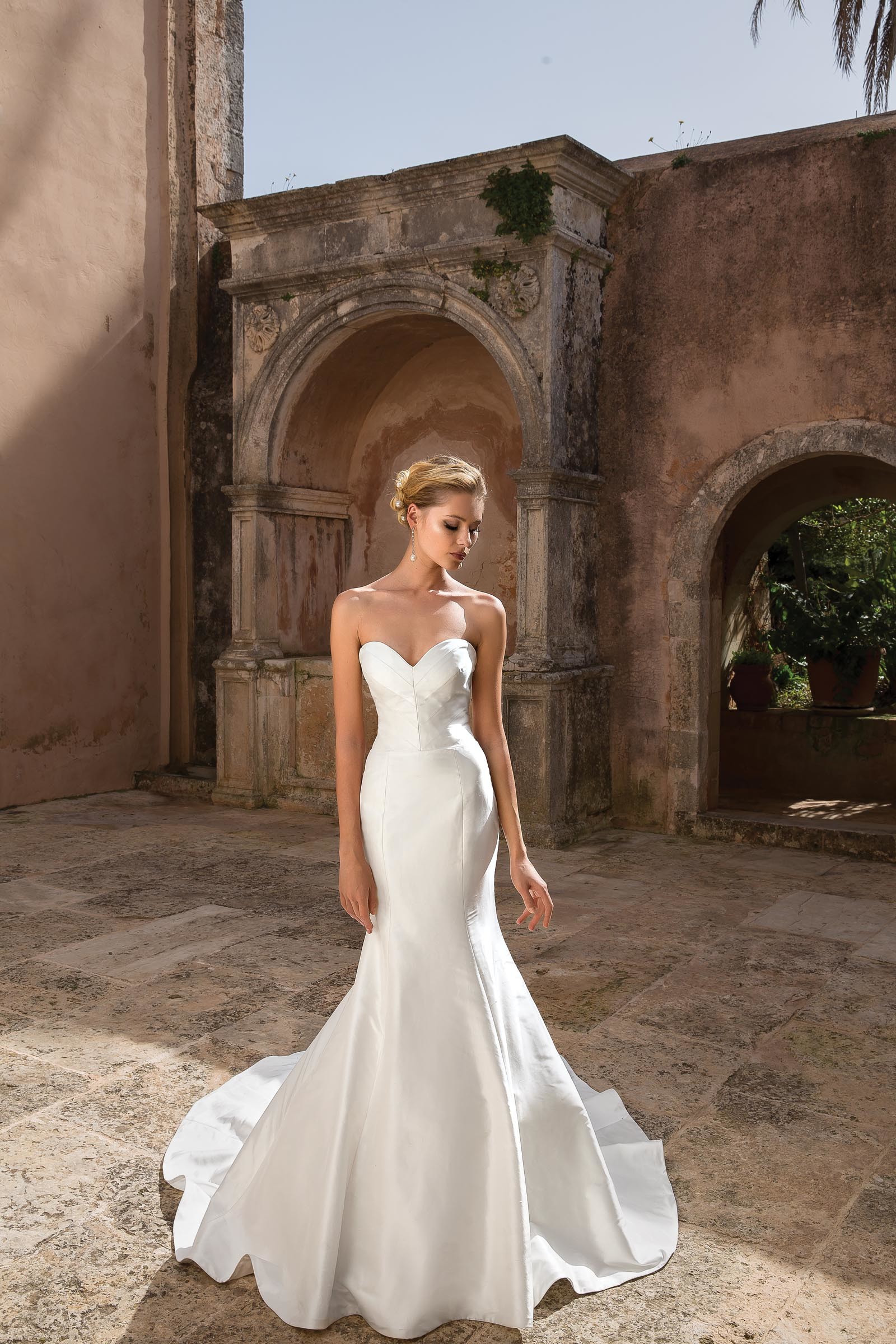 Trägerloses Fit and Flare-Brautkleid mit Herzausschnitt in Weiß von Justin Alexander, Modell 88067