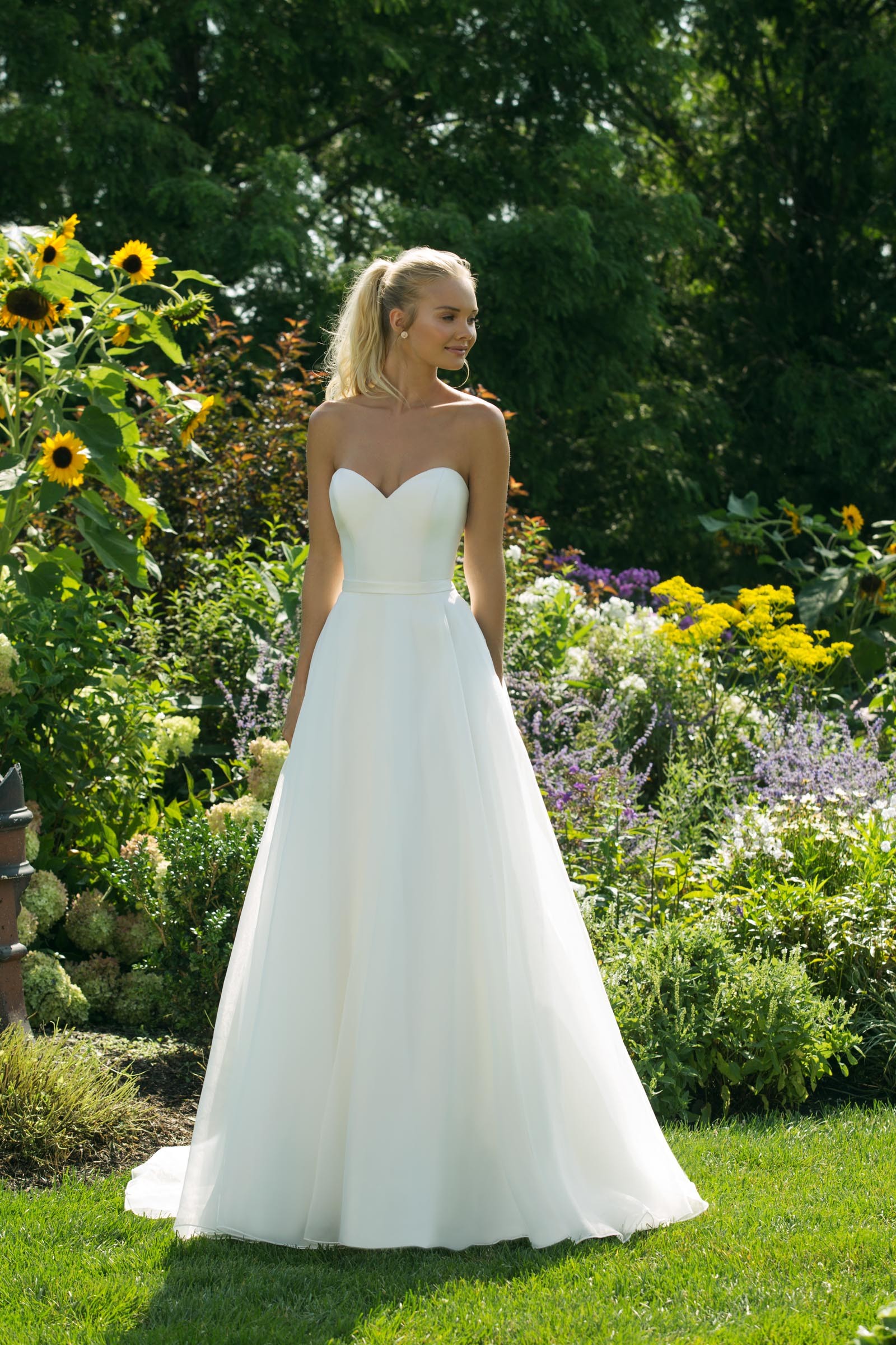 Cleanes, trägerloses, weißes Brautkleid im Prinzessschnitt mit Ausschnitt in Herzform von Sweetheart, Modell 11005