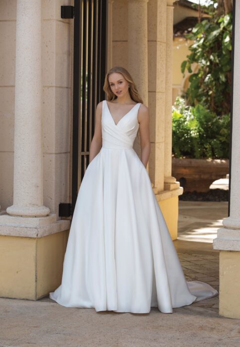 Weißes Brautkleid mit V-Ausschnitt im Prinzessinnen-Look von Sincerity, Modell 44080