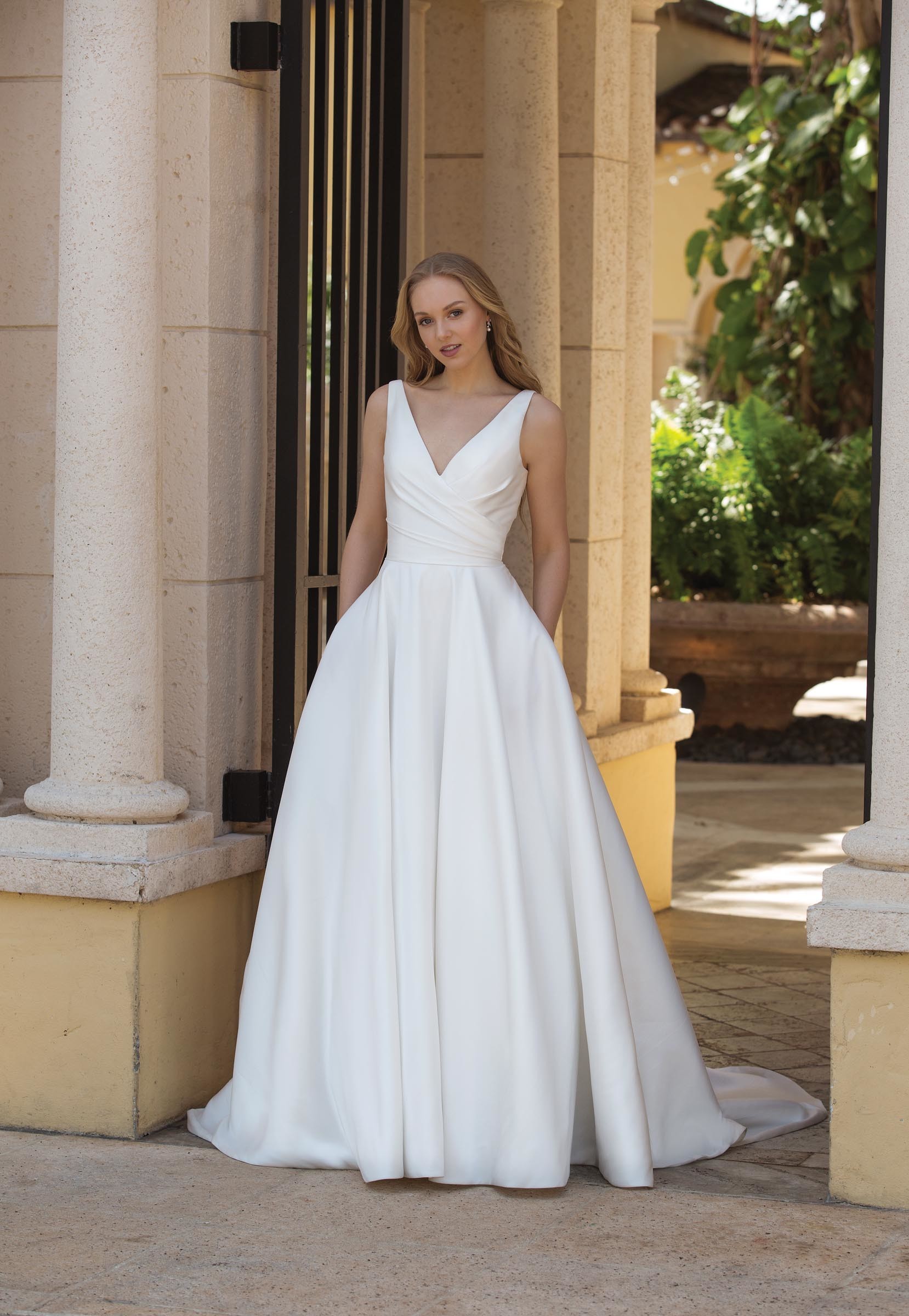 Weißes Brautkleid mit V-Ausschnitt im Prinzessinnen-Look von Sincerity, Modell 44080