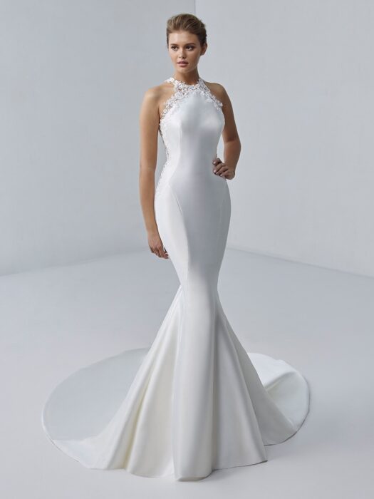 Weißes Mermaid-Brautkleid mit Neckholder-Ausschnitt und Tattoo-Effekt im Rücken von Etoile, Modell Camille