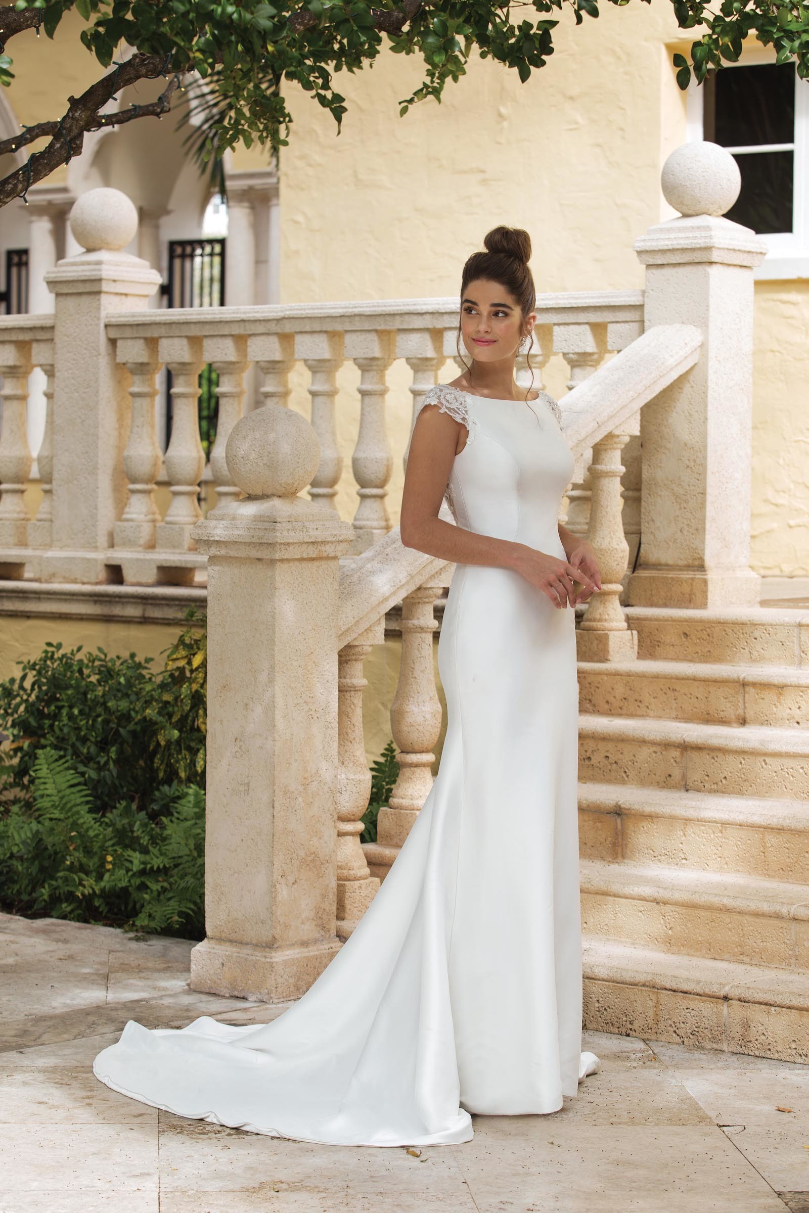 Weißes Fit and Flare-Brautkleid mit Ärmeln und Schleppe von Sincerity, Modell 44081
