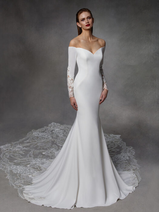 Weißes Brautkleid mit Carmen-Ausschnitt und langen Spitzenärmeln von Badgley Mischka, Modell Dinah