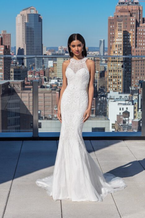Weißes Brautkleid im Fit-and-Flare-Schnitt mit Neckholder-Ausschnitt und Stickereien von Justin Alexander Signature, Modell 99026