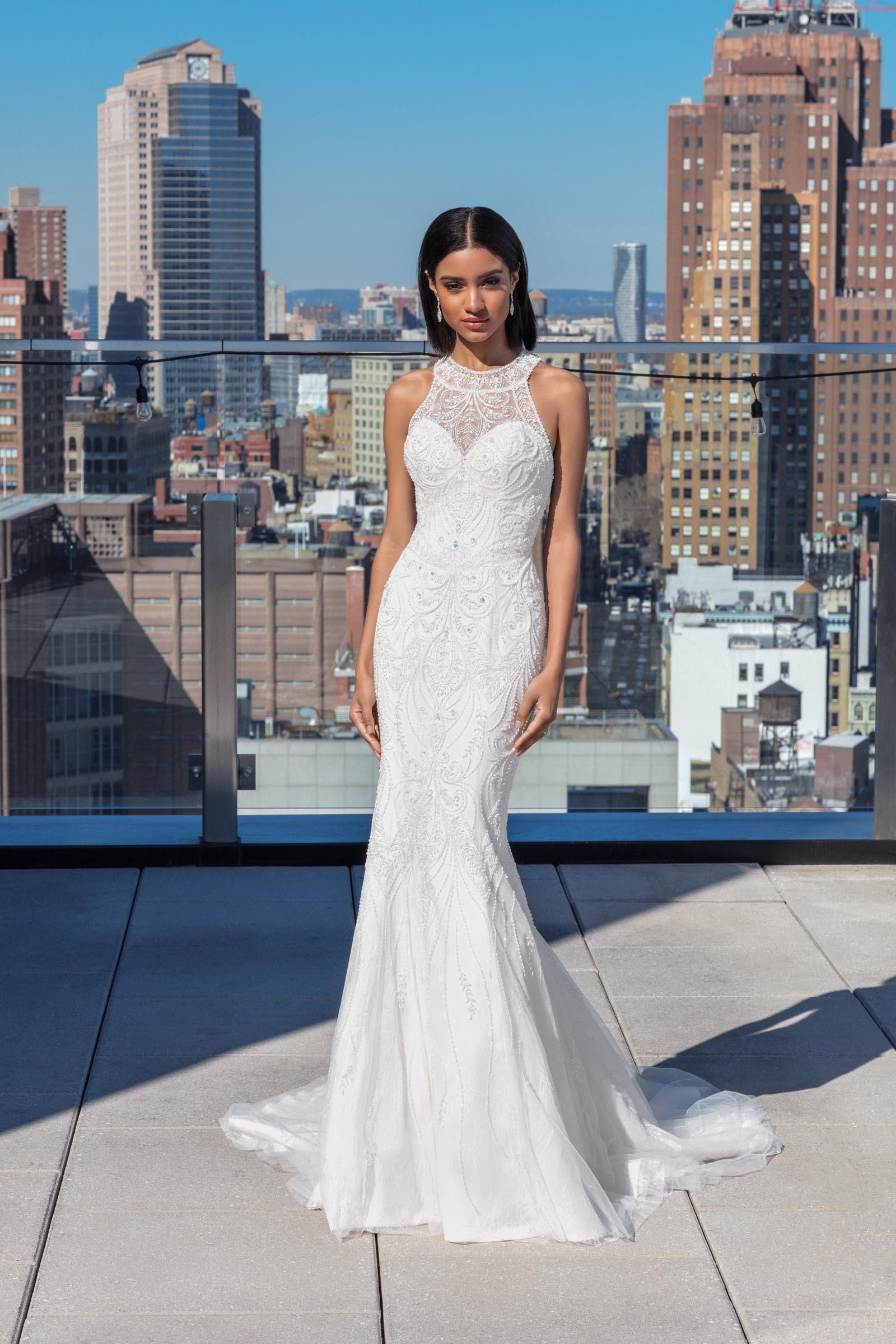 Weißes Brautkleid im Fit-and-Flare-Schnitt mit Neckholder-Ausschnitt und Stickereien von Justin Alexander Signature, Modell 99026
