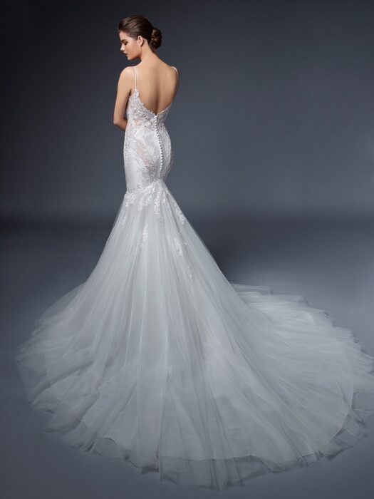 Weißes Hochzeitskleid mit Plunge-Ausschnitt, Spaghettiträgern, tiefem Rücken und Schleppe von Elysée, Modell Giselle