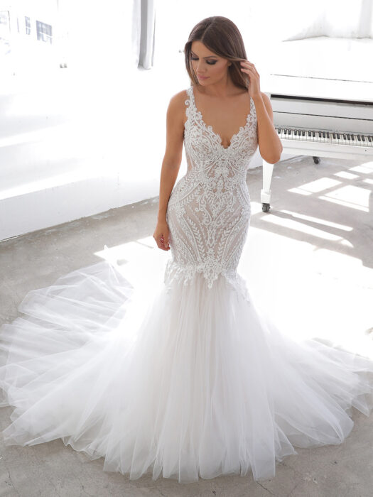 Weißes Fit-and-Flare-Brautkleid mit Spitze, tiefem Rücken und Schleppe von Blue by Enzoani, Modell Naomi