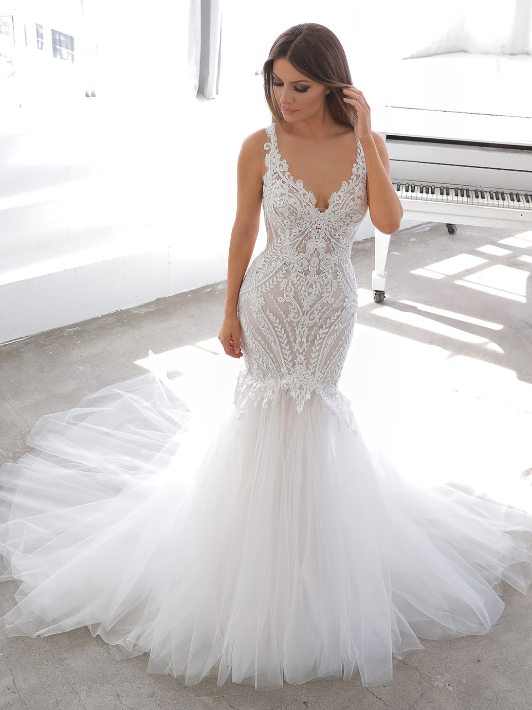 Weißes Fit-and-Flare-Brautkleid mit Spitze, tiefem Rücken und Schleppe von Blue by Enzoani, Modell Naomi