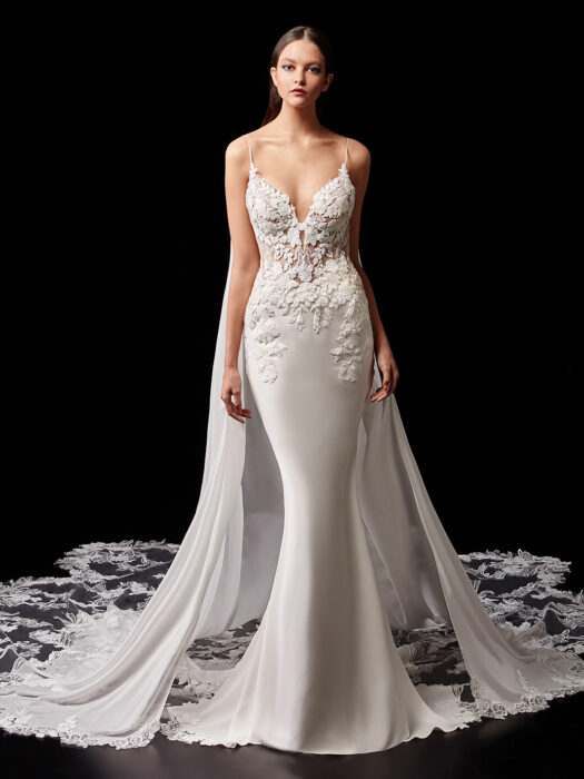 Weißes Brautkleid mit transparentem Spitzentop, Schleppe und abnehmbarem Cape von Enzoani, Modell Pearl