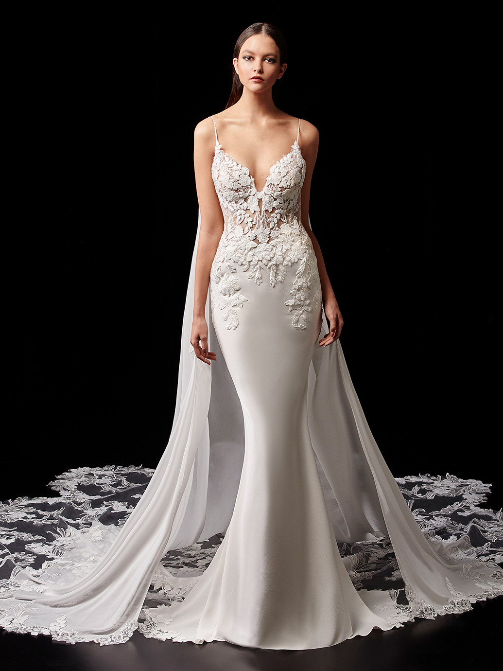 Weißes Brautkleid mit transparentem Spitzentop, Schleppe und abnehmbarem Cape von Enzoani, Modell Pearl