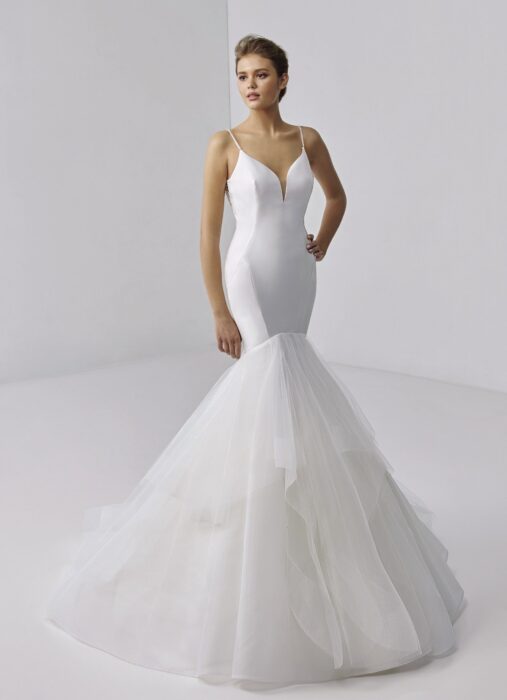 Fit-and-Flare-Hochzeitskleid in Weiß mit Volants, tiefem Rücken und Schleppe von Etoile, Modell Brigitte