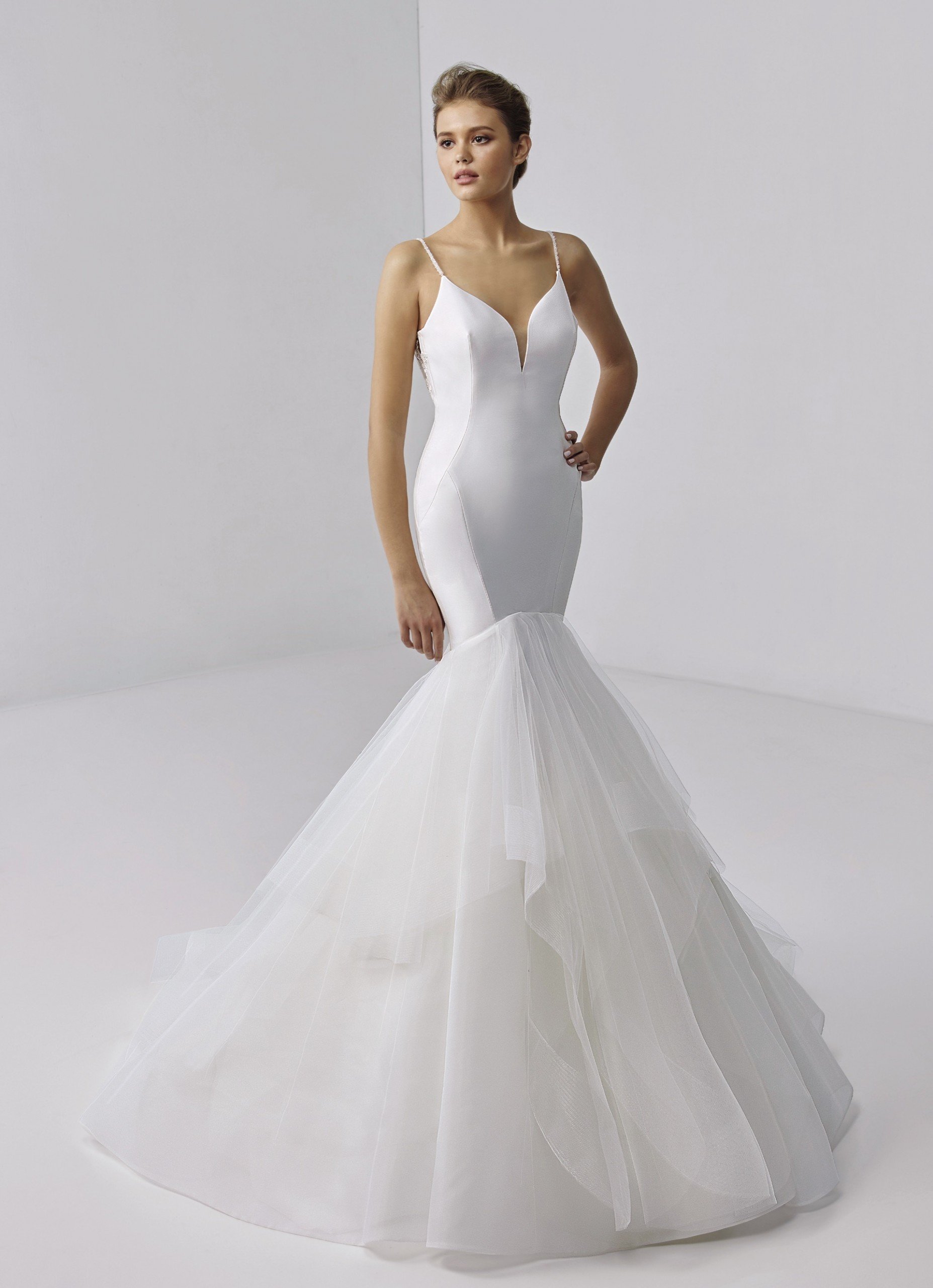 Fit-and-Flare-Hochzeitskleid in Weiß mit Volants, tiefem Rücken und Schleppe von Etoile, Modell Brigitte