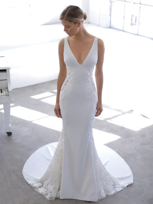 Weißes Brautkleid mit V-Ausschnitt, Spitzeneinsätzen mit Tattoo-Effekt und tiefem Rücken von Blue by Enzoani, Modell Nuraya