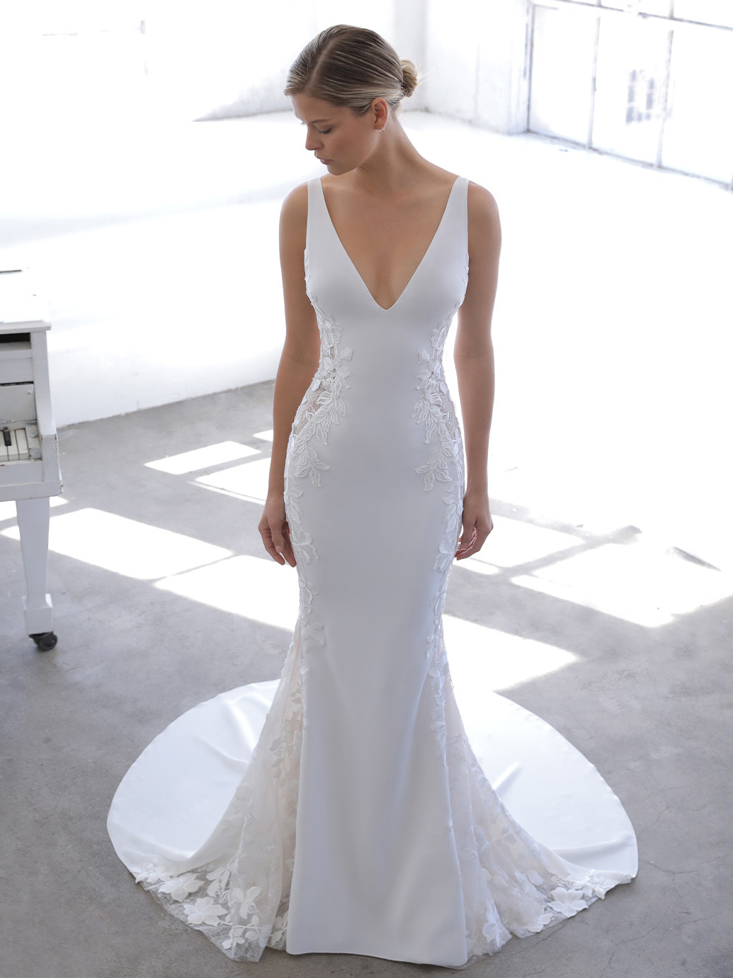 Weißes Brautkleid mit V-Ausschnitt, Spitzeneinsätzen mit Tattoo-Effekt und tiefem Rücken von Blue by Enzoani, Modell Nuraya