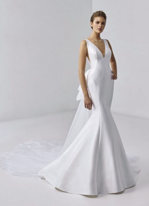 Weißes Fit-and-Flare-Brautkleid mit V-Ausschnitt, tiefem Rücken und Spitzenschleppe von Etoile, Modell Cygneau