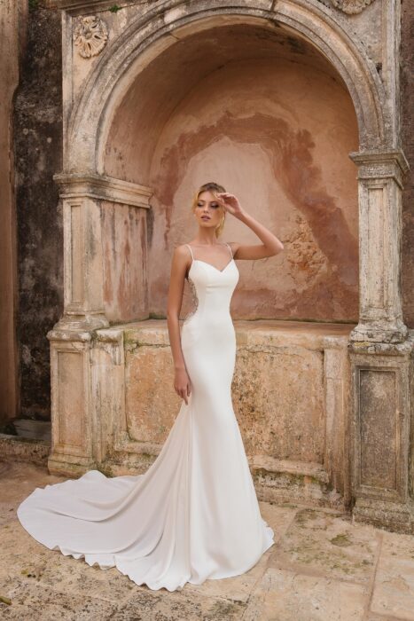 Weißes Fit and Flare-Brautkleid mit Spaghettiträgern und Cut-outs von Justin Alexander, Modell 88036