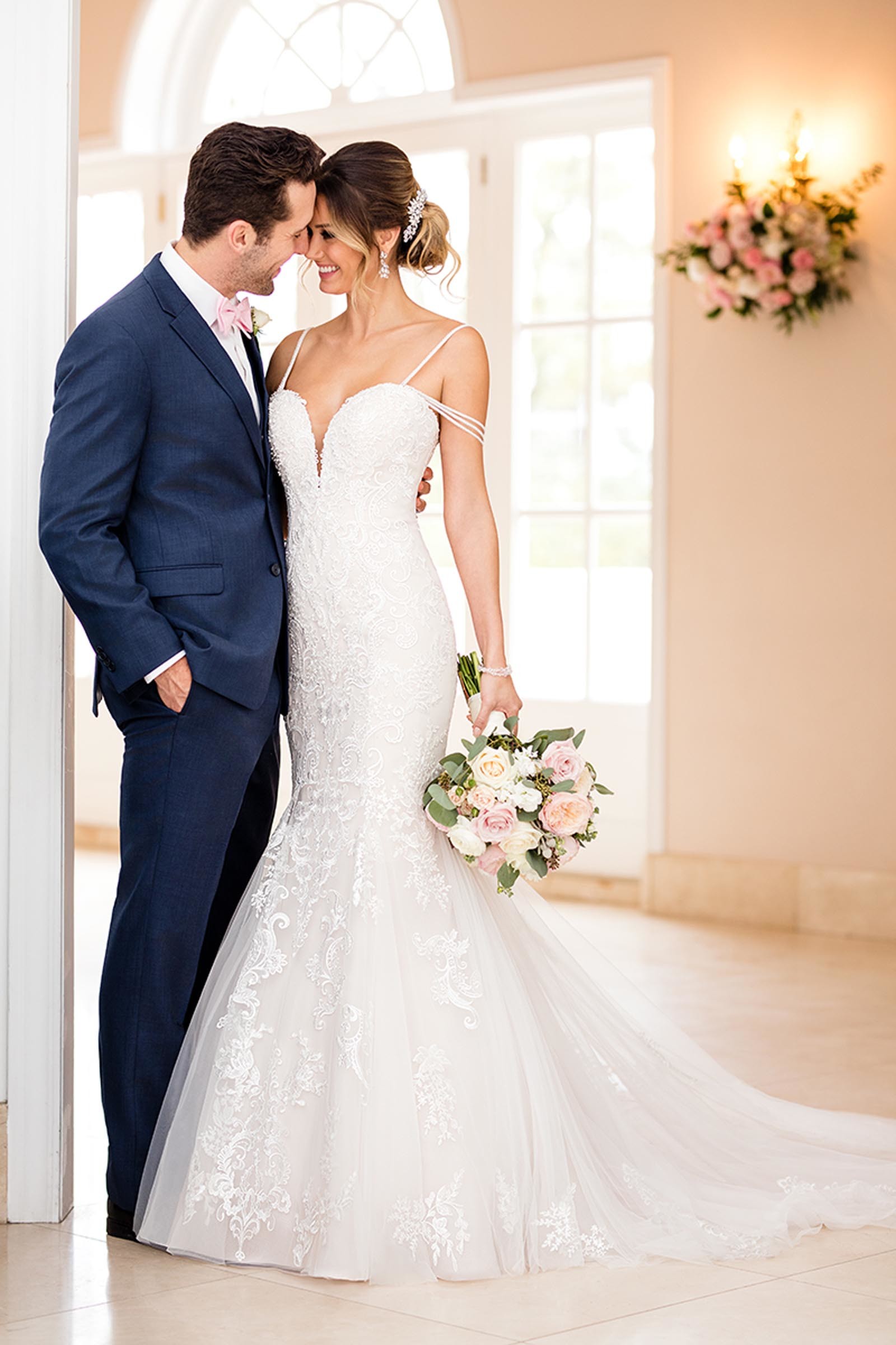 Weißes Brautkleid im Fit and Flare Schnitt mit Spitze und Offshoulder Spaghettiträgern von Stella York, Modell 6743