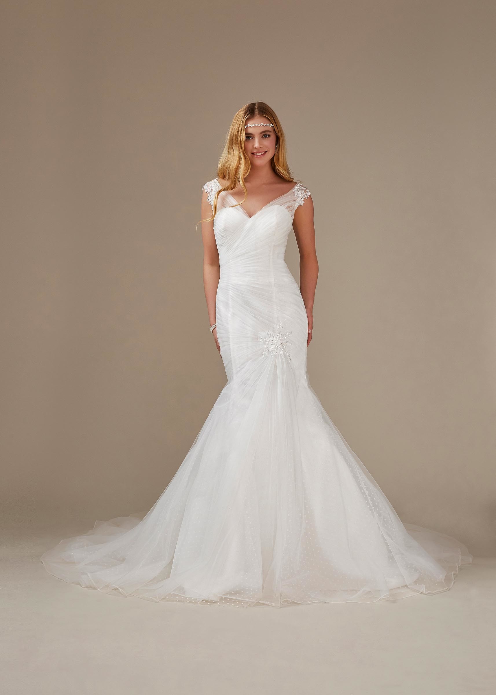 Weißes Fit and Flare-Brautkleid mit V-Ausschnitt von Weise, Modell 336402