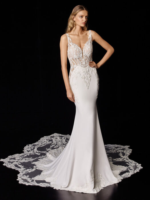 Fit-and-Flare-Brautkleid in Weiß mit transparentem Spitzentop, Tattoo-Effekt und Schleppe von Enzoani, Modell Piper