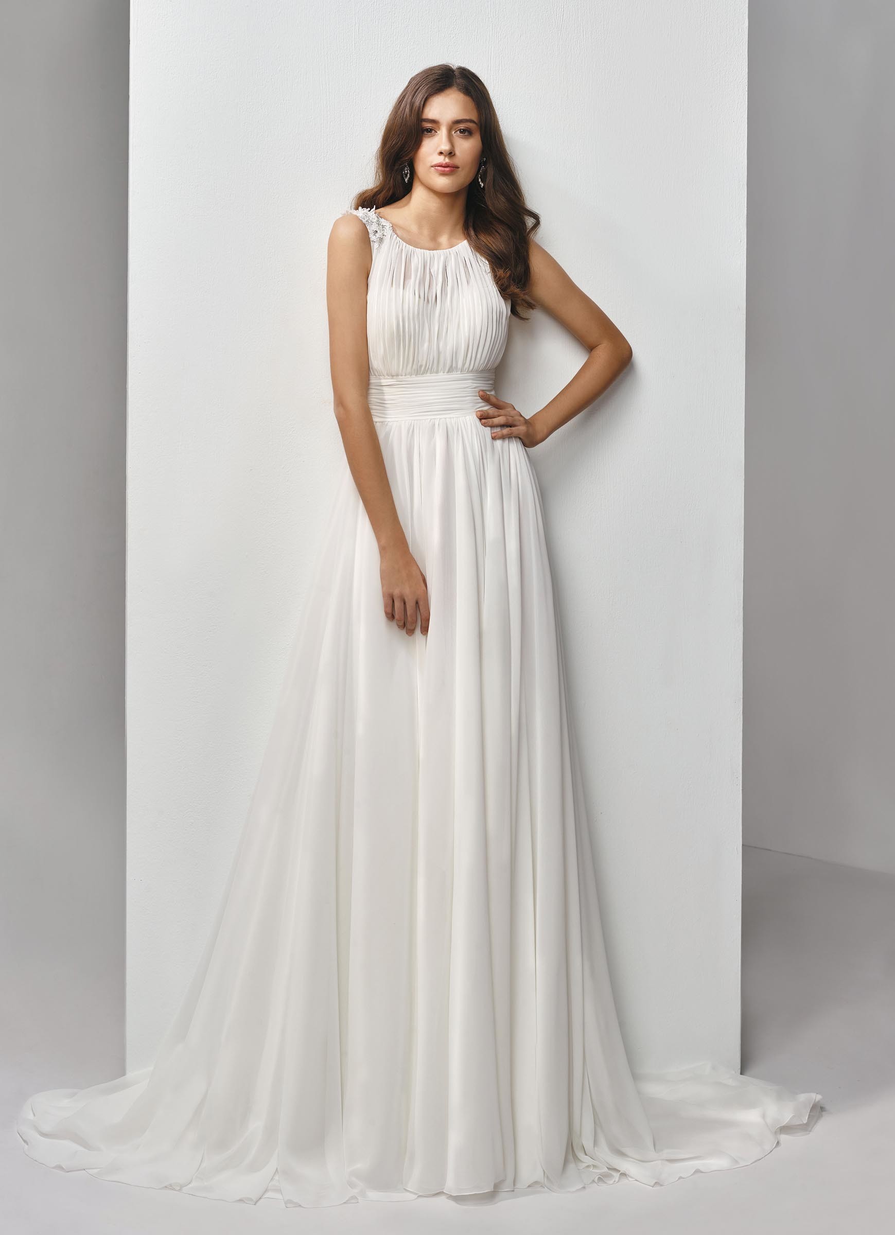 Brautkleid mit fließenden Plissees und Rundhalsausschnitt von Beautiful Bridal, Modell BT19-13