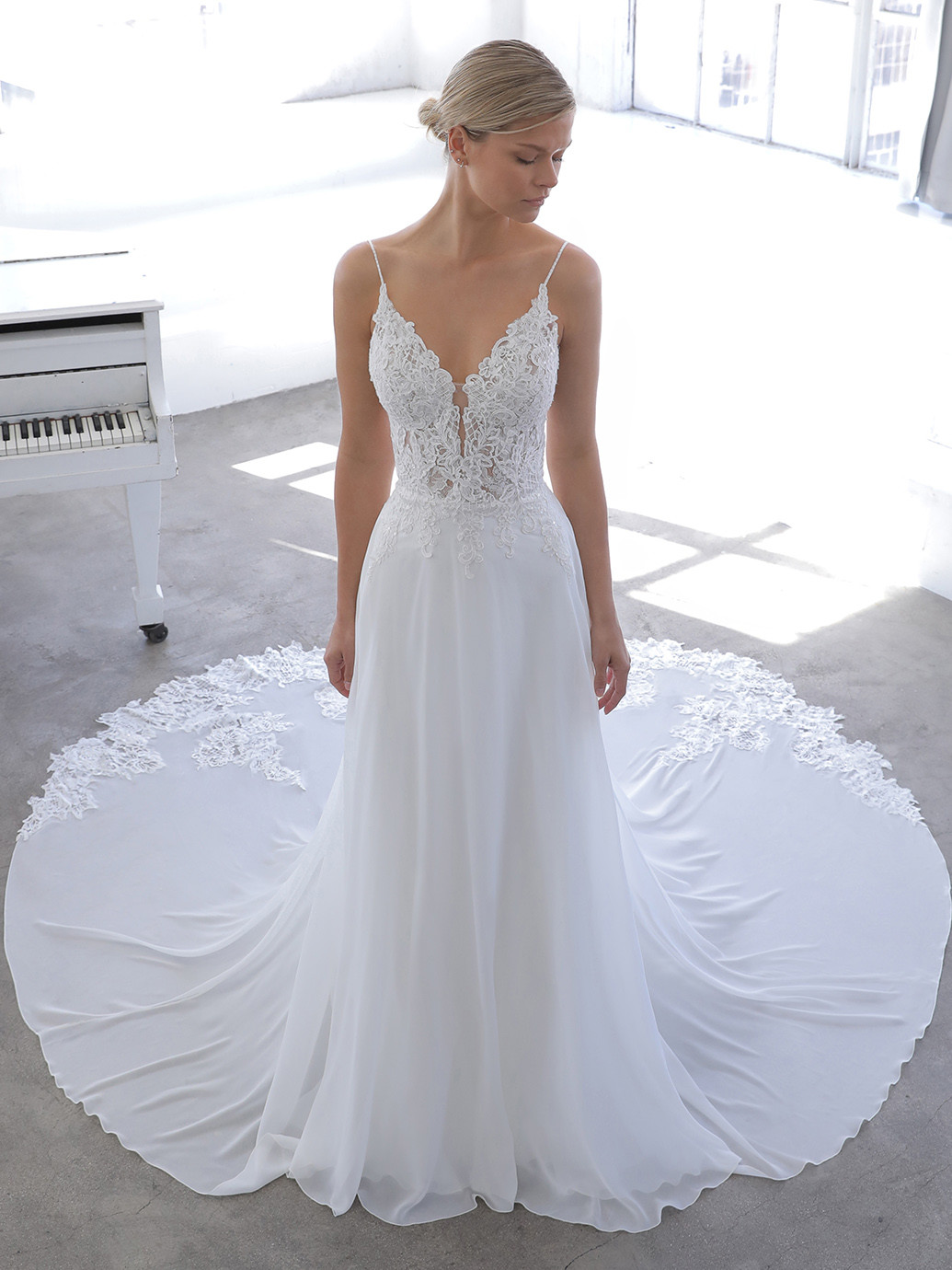 Fließendes A-Linien-Brautkleid in Weiß mit Spitzentop und Spaghettiträgern von Blue by Enzoani, Modell Novella