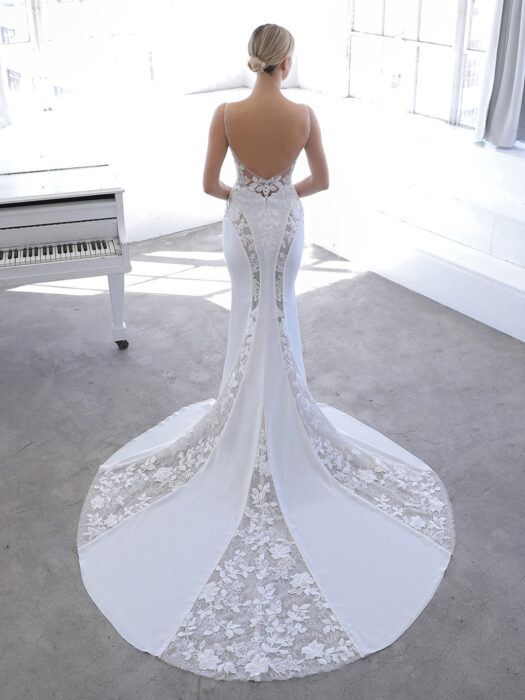 Godet-Hochzeitskleid in Weiß mit Spitzeneinsätzen, tiefem Rücken und Schleppe von Blue by Enzoani, Modell Neci