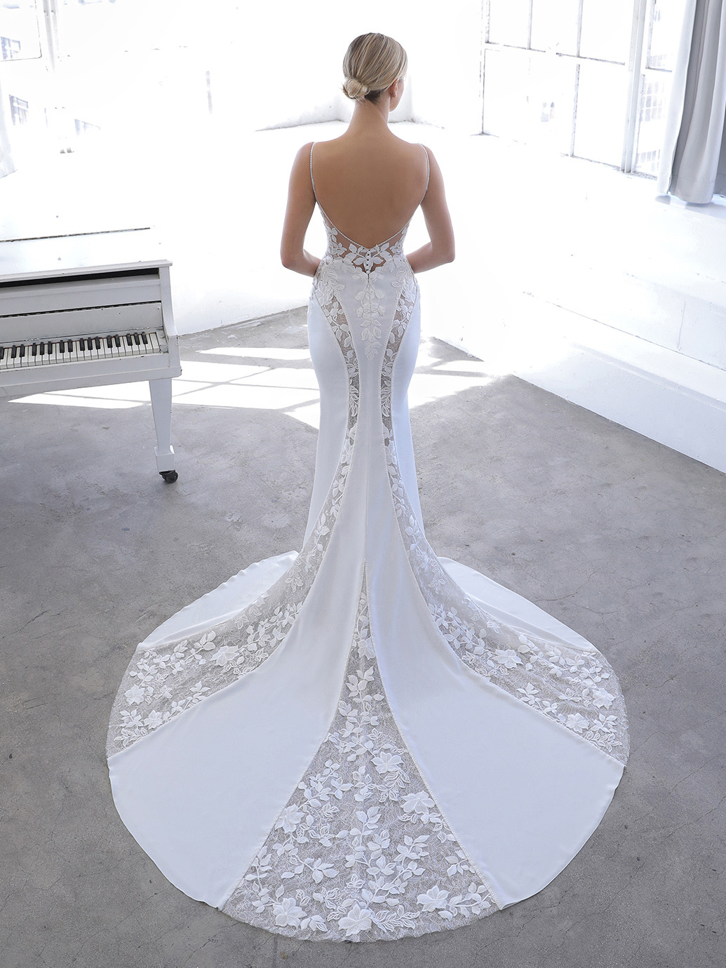 Godet-Hochzeitskleid in Weiß mit Spitzeneinsätzen, tiefem Rücken und Schleppe von Blue by Enzoani, Modell Neci