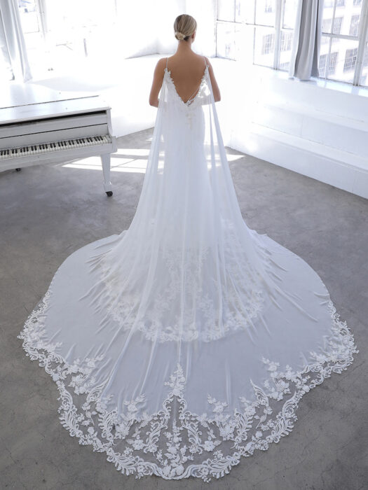 Hochzeitskleid im Godet-Schnitt mit transparentem Spitzentop und abnehmbarem Cape von Blue by Enzoani, Modell Nazneen