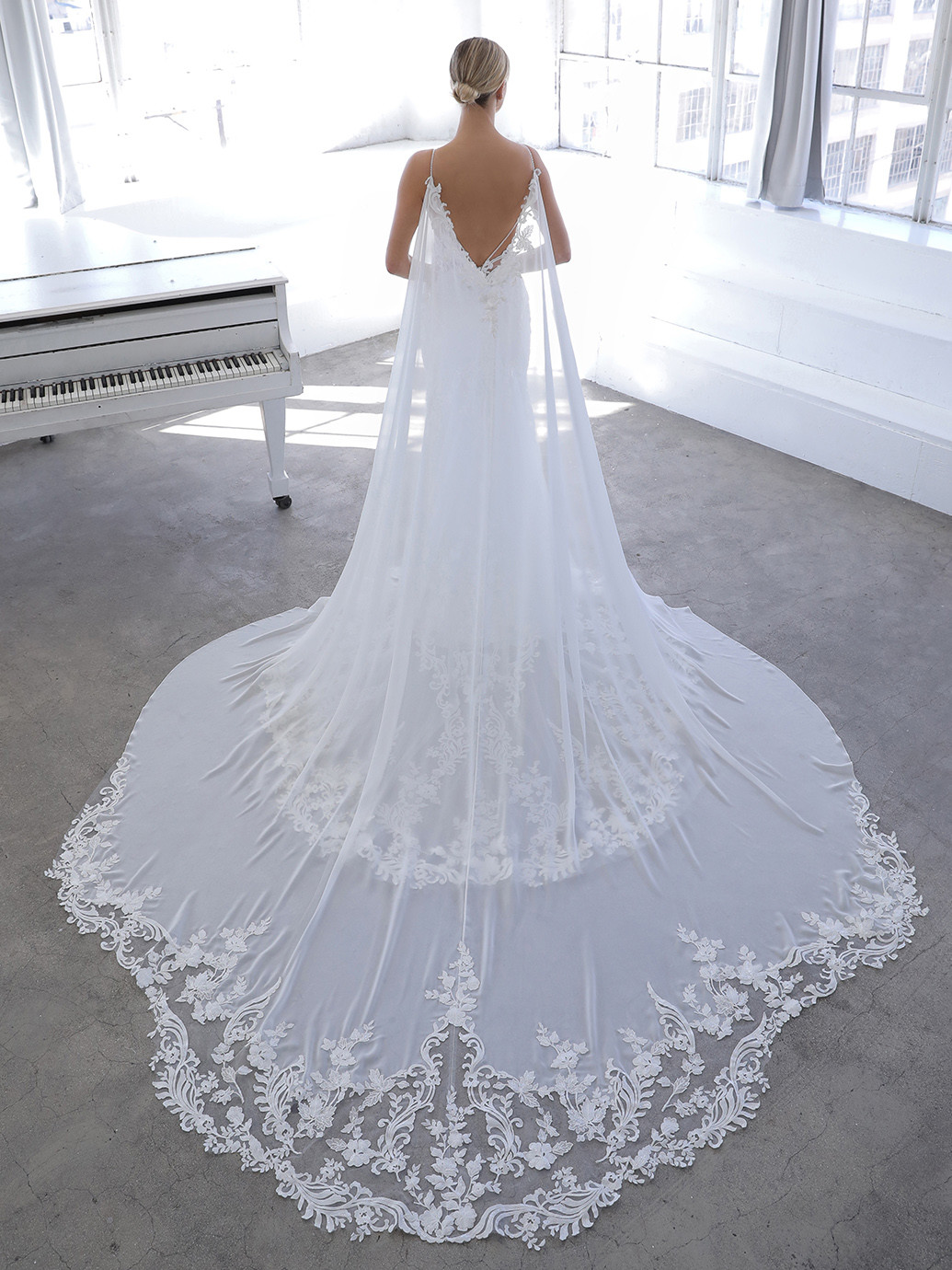 Hochzeitskleid im Godet-Schnitt mit transparentem Spitzentop und abnehmbarem Cape von Blue by Enzoani, Modell Nazneen